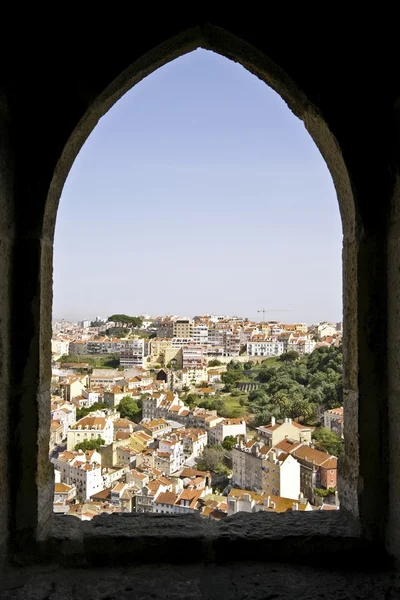 Лиссабон через старую стену замка в Португалии — стоковое фото
