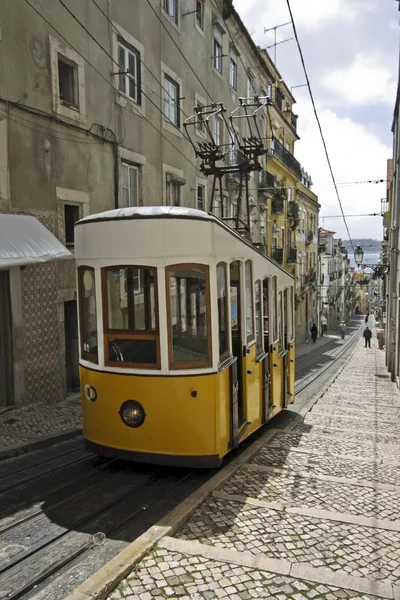 Historická tramvaj projíždí město Lisabonu v Portugalsku — Stock fotografie