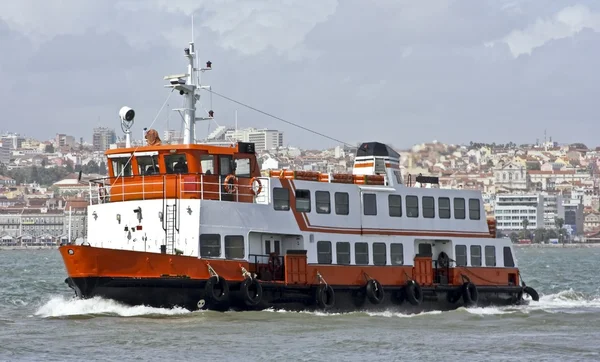Färjan på floden Tejo i Lissabon portugal — Stockfoto