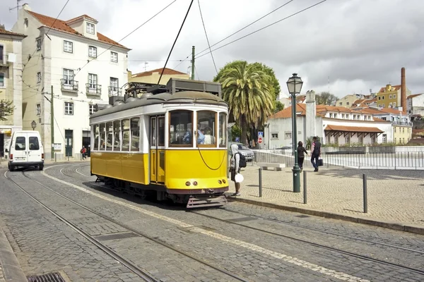 पुर्तगाल में लिस्बन शहर के माध्यम से ड्राइविंग ऐतिहासिक ट्राम — स्टॉक फ़ोटो, इमेज