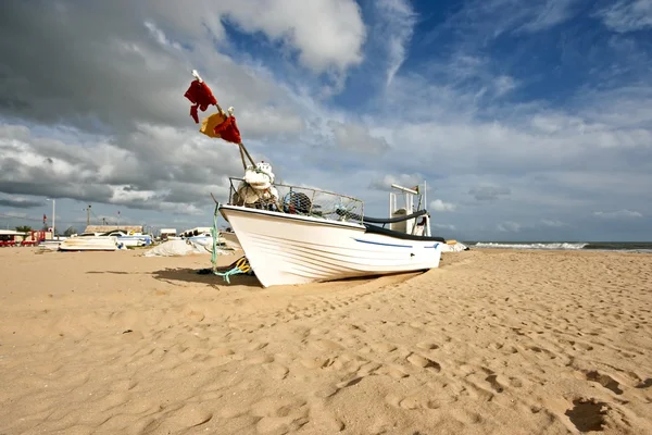 Fisher lodí na pláži v armacao de pera v Portugalsku — Stock fotografie