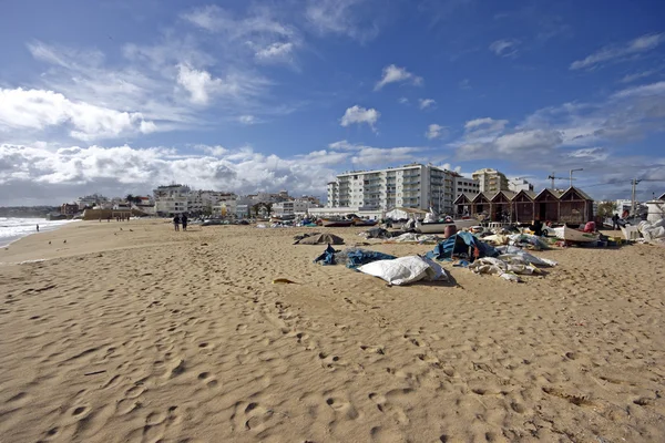 Παραλία από armacao de πέρα στην Πορτογαλία σε μια θυελλώδη ημέρα — Φωτογραφία Αρχείου