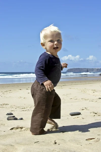 Söt liten pojke på stranden — Stockfoto