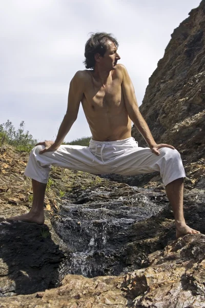 Meditace, láska a rozjímání, jóga na skalách — Stock fotografie