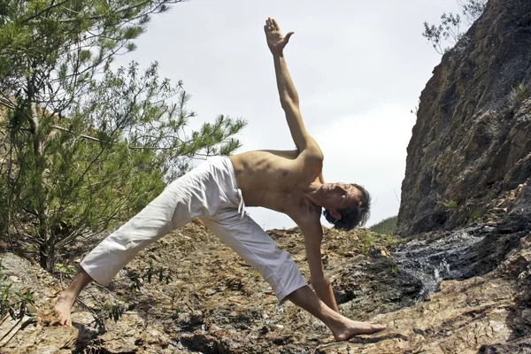 冥想、 爱和沉思，在岩石上瑜伽 — 图库照片
