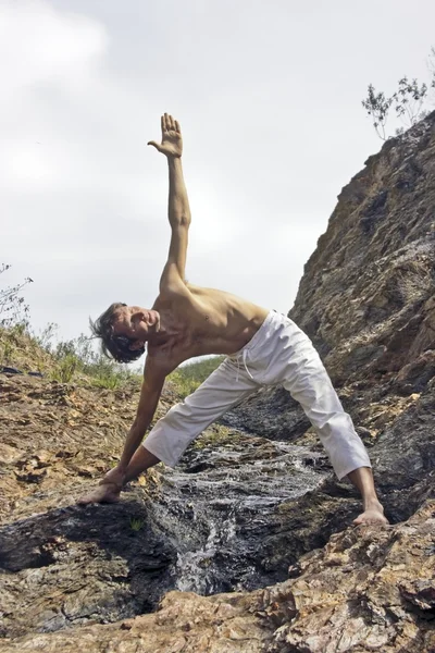 Meditación, Amor y contemplación, yoga sobre las rocas — Foto de Stock
