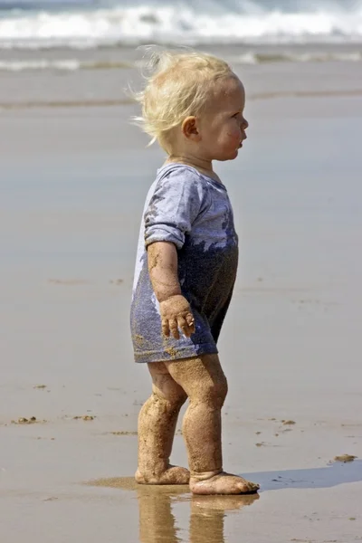 Lindo niño pequeño caminando en la playa — Foto de Stock