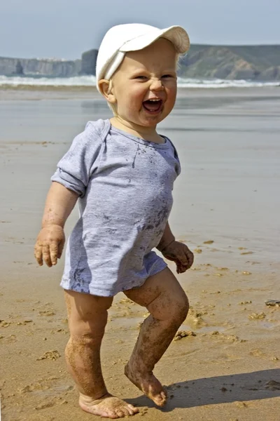 Schattige kleine babyjongen op het strand — Stockfoto