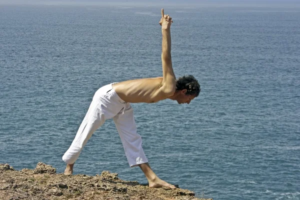 Meditatie, liefde en contemplatie, yoga op de rotsen — Stockfoto