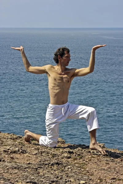 Méditation, Amour et contemplation, yoga sur les rochers — Photo