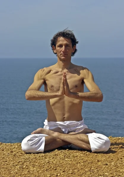 Méditation, Amour et contemplation, yoga sur les rochers — Photo