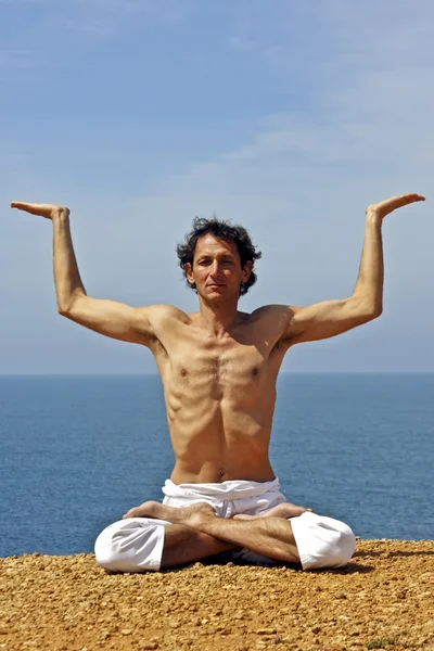 Meditación, Amor y contemplación, yoga sobre las rocas —  Fotos de Stock