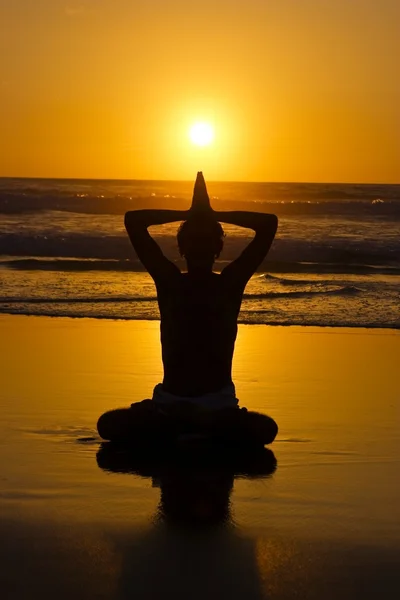 Yoga on the beach at sunset — Stock Photo, Image
