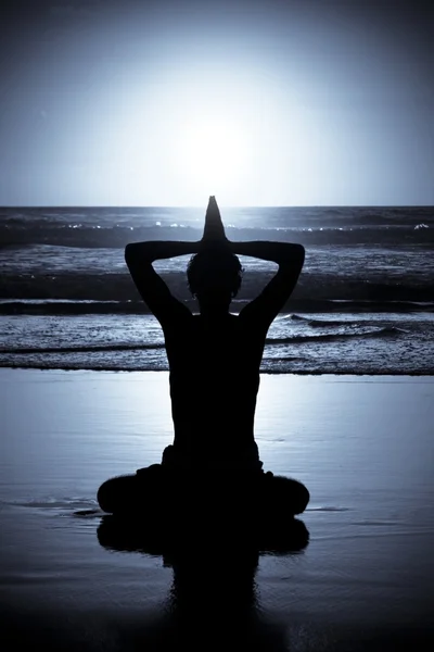 Meditación, Amor y contemplación, yoga al atardecer en la playa —  Fotos de Stock