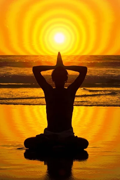 Yoga gün batımında sahilde — Stok fotoğraf