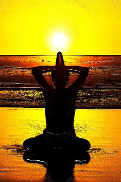 Yoga op het strand bij zonsondergang — Stockfoto