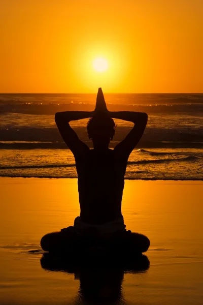 Meditáció, a szeretet és a szemlélődés, jóga, napnyugtakor a tengerparton — Stock Fotó