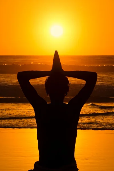 Медитація, Любов і споглядання, йога на заході сонця на пляжі — стокове фото