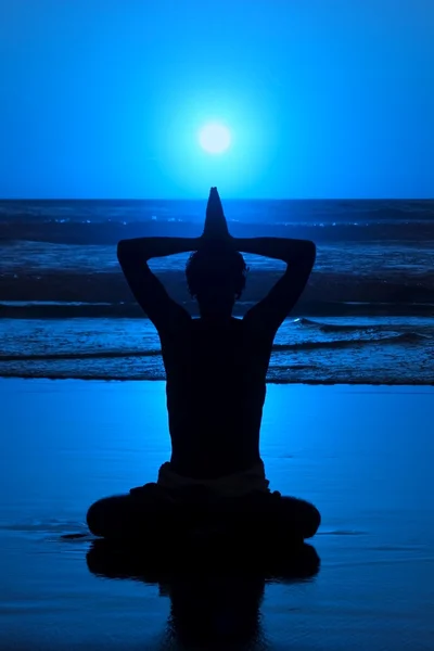 Meditation, Liebe und Kontemplation, Yoga bei Sonnenuntergang am Strand — Stockfoto