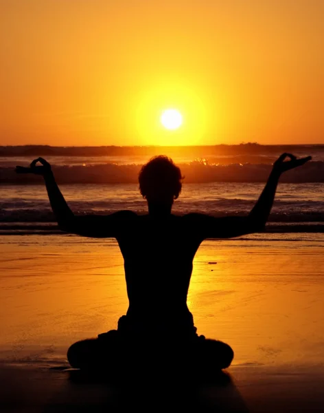 Meditasyon, sevgi ve tefekkür, kumsalda gün batımında yoga — Stok fotoğraf