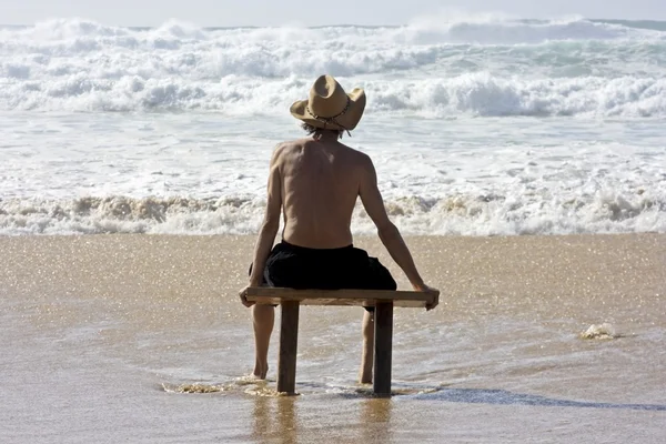 Homem olhando para um oceano selvagem no verão — Fotografia de Stock