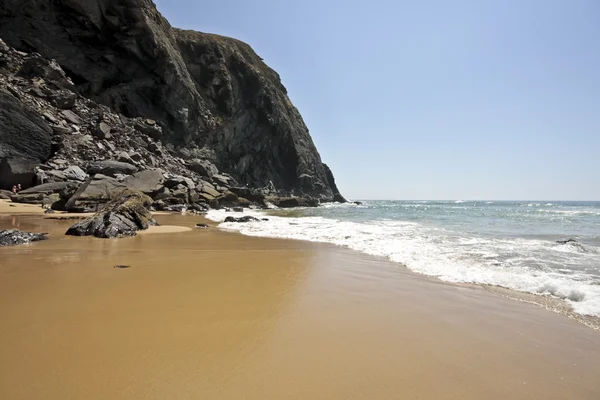 Rock v oceánu na alvor v Portugalsku — Stock fotografie