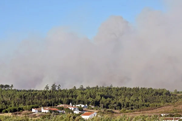 Gran incendio forestal en el campo desde Portugal — Foto de Stock