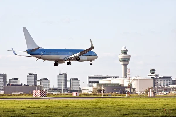 Airplane landing at Schiphol airport in the Netherlands — Stock Photo, Image