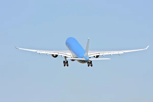 Flygplan lyfter från schiphol airport i Nederländerna — Stockfoto