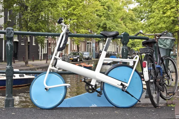 Tipico olandese: Bici contro un ponte ad Amsterdam Paesi Bassi — Foto Stock