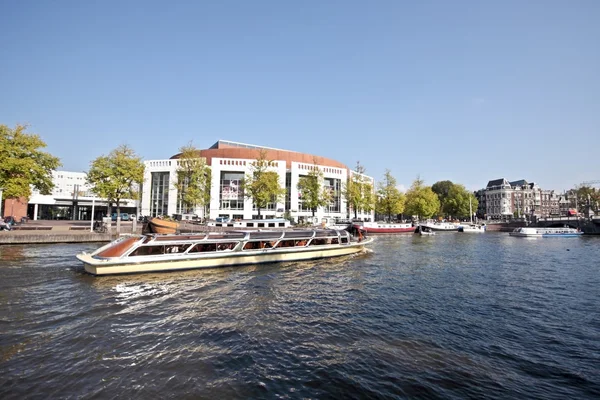 Na rzece amstel ze stopera w amsterdam, Holandia — Zdjęcie stockowe