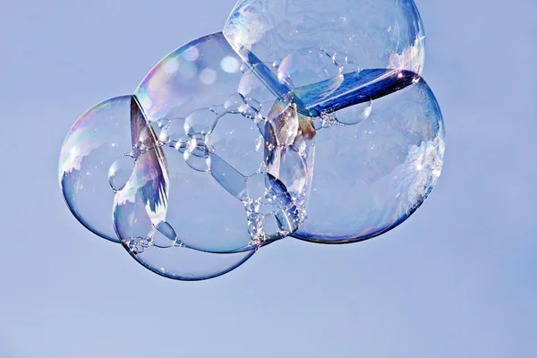 Mýdlové bubliny proti modré obloze — Stock fotografie