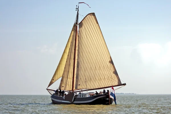 Tradizionale barca a vela olandese sul IJsselmeer nei Paesi Bassi — Foto Stock