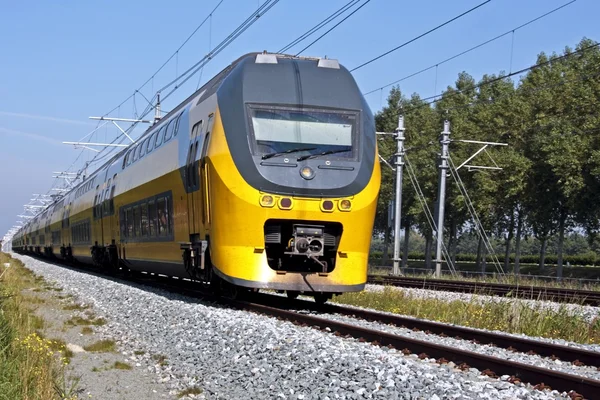 Juna kulkee maaseudulla Alankomaista — kuvapankkivalokuva