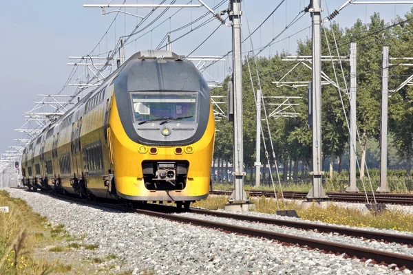 Trein loopt in het platteland van Nederland — Stockfoto