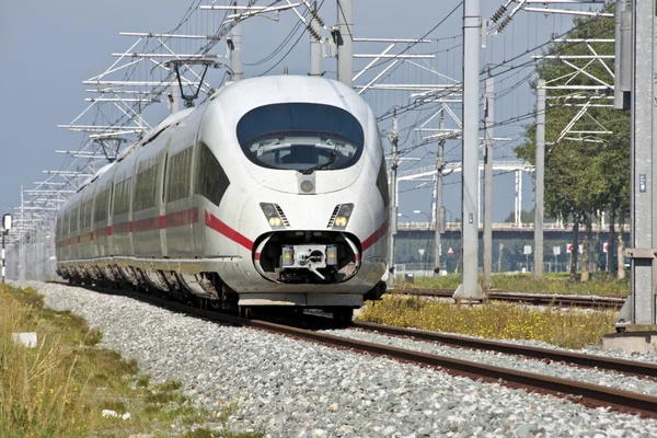 Treno a velocità veloce in marcia in campagna dai Paesi Bassi — Foto Stock
