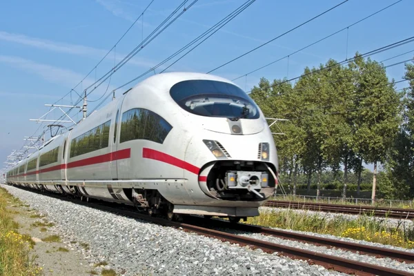 Snabb hastighet tåg kör på landsbygden från Nederländerna — Stockfoto