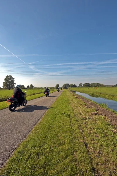 Esportes motorizados em uma estrada de campo nos Países Baixos — Fotografia de Stock
