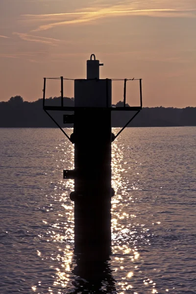 Колонка у воді, захід сонця — стокове фото