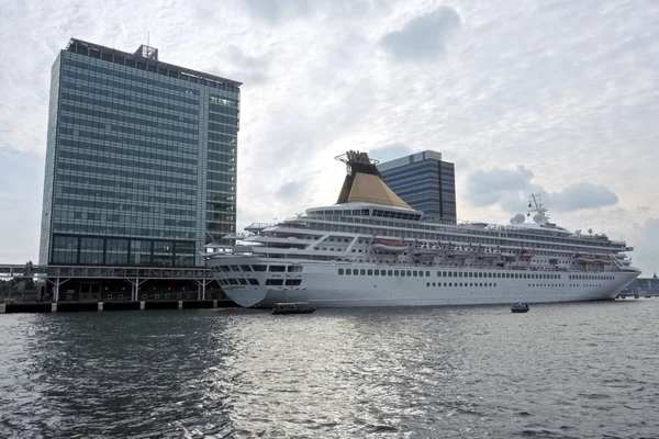 Luxusní bílá výletní loď — Stock fotografie
