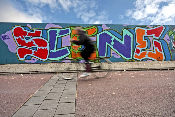 アムステルダム streetscenery: オランダの落書きの壁に沿って自転車バイク — ストック写真