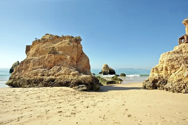 Felsen im Ozean bei Praia da Rocha in Portugal — Stockfoto