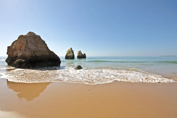Rock w Oceanie w alvor w Portugalii — Zdjęcie stockowe