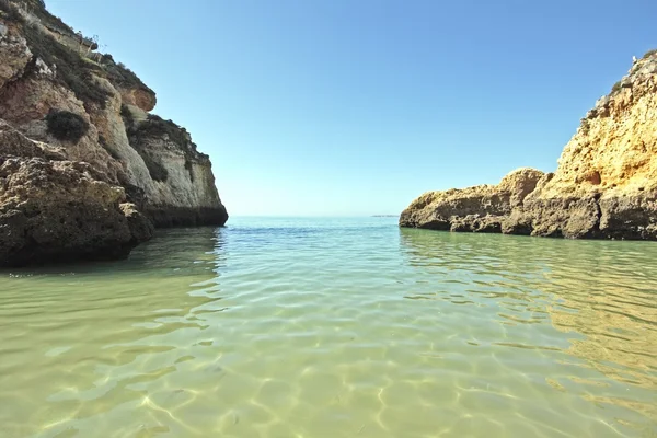 Roccia nell'oceano ad Alvor in Portogallo — Foto Stock