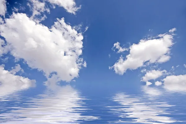 Beautiful cloudshape with sunrays and blue sky — Stock Photo, Image