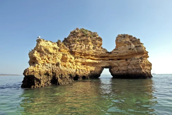 Скала в океане недалеко от Лагуша в Португалии — стоковое фото