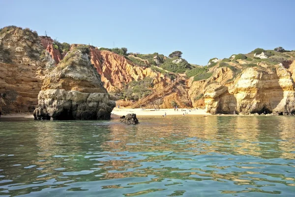 Скала в океане недалеко от Лагуша в Португалии — стоковое фото