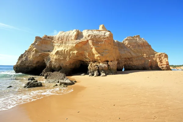 Rock in de Oceaan in praia da rocha in portugal — Stockfoto