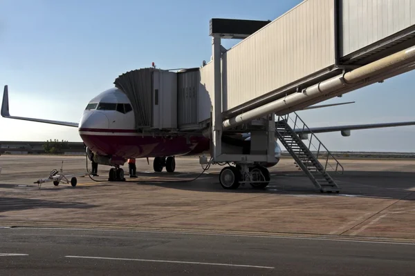 Flugzeug belädt Treibstoff und Gepäck am Gate des Flughafens — Stockfoto