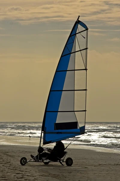Carri a vela sulla spiaggia del Mare del Nord nei Paesi Bassi — Foto Stock